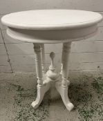An occasional round table with turned legs (H65cm Dia50cm)