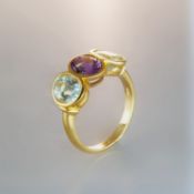 An Amethyst and Aquamarine ring, three stone oval dress ring set with 1x8x6 amethyst 1.20ct