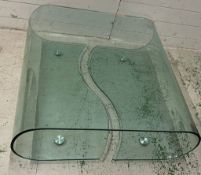 A modern rectangle glass coffee table (H30cm W95cm D90cm)