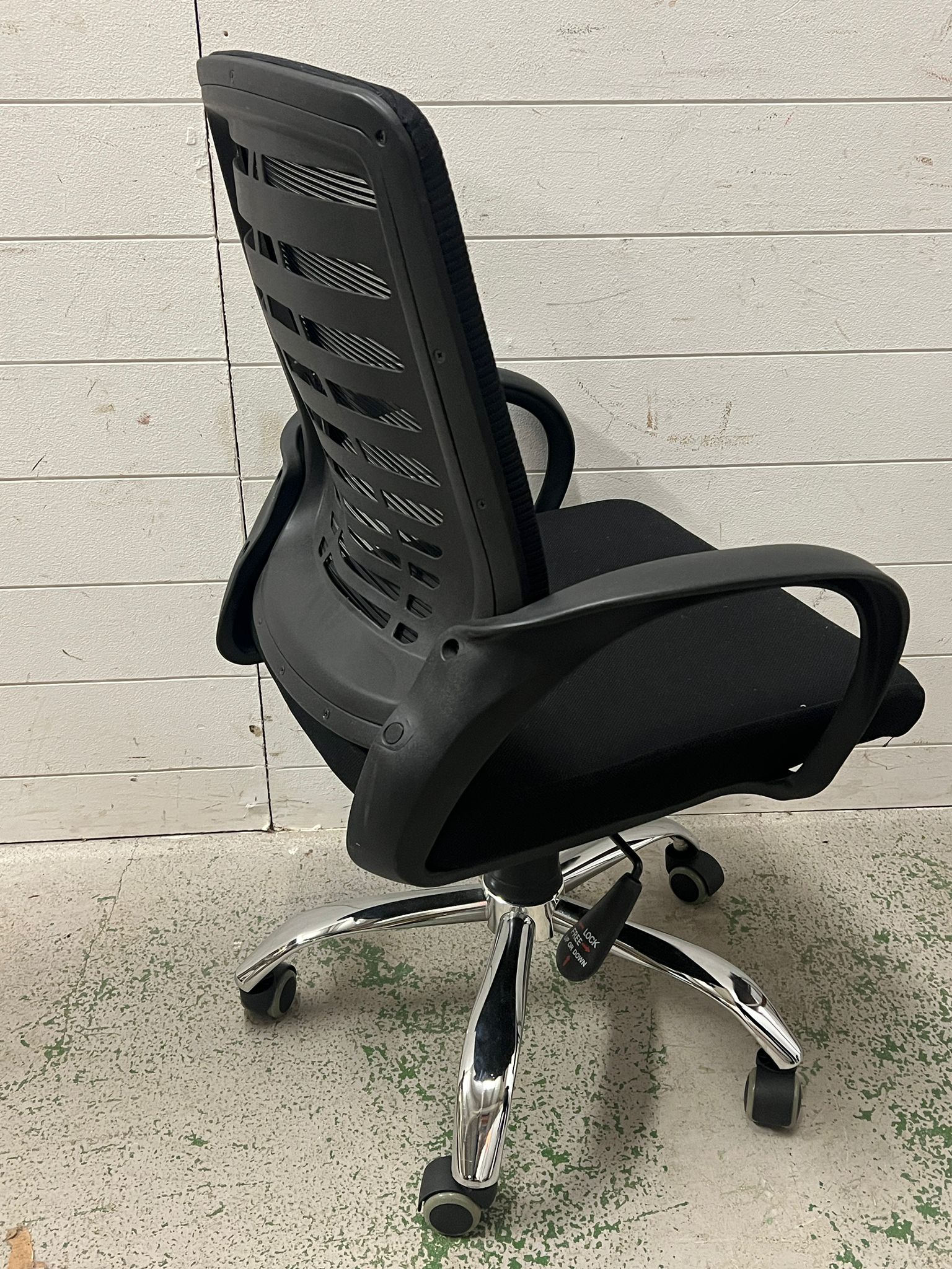 An office chair on chrome feet - Image 3 of 3