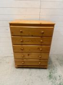 A pine five drawer chest of drawers (H102cm W77cm D42cm)