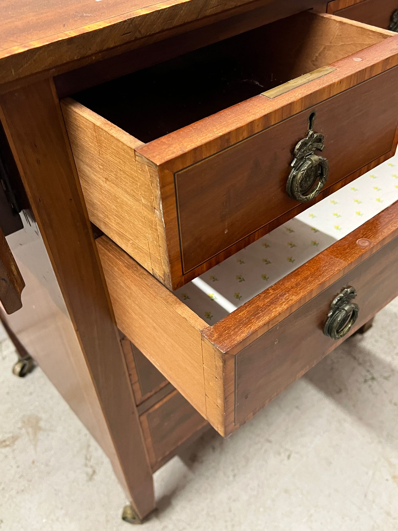 An Edwardian mahogany chest of drawers with drop sides (Open H78cm W100cm D51cm) - Image 2 of 4