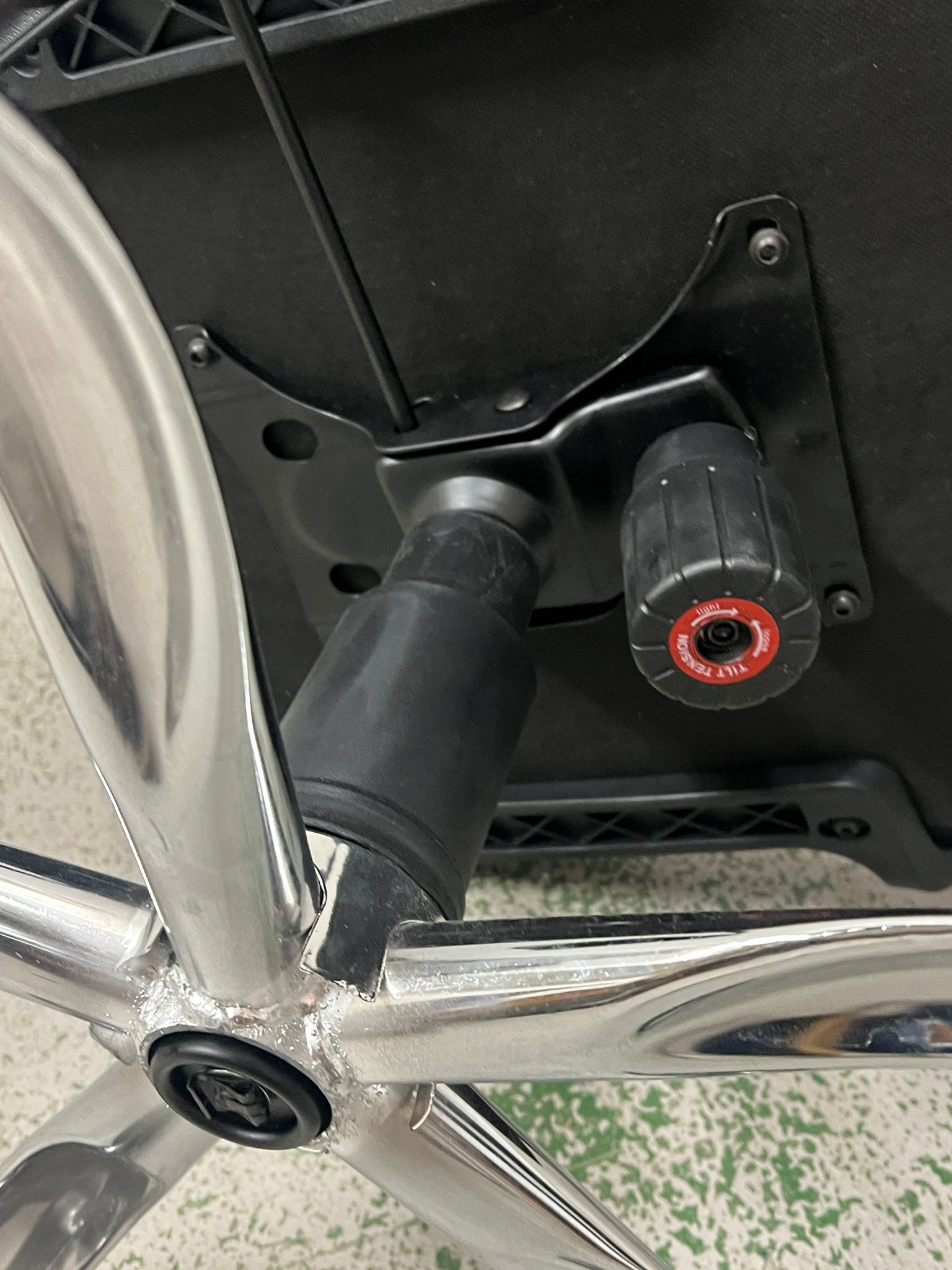 An office chair on chrome feet - Image 2 of 3