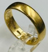 An 18ct gold wedding band, approximate size M and weight 4.5g