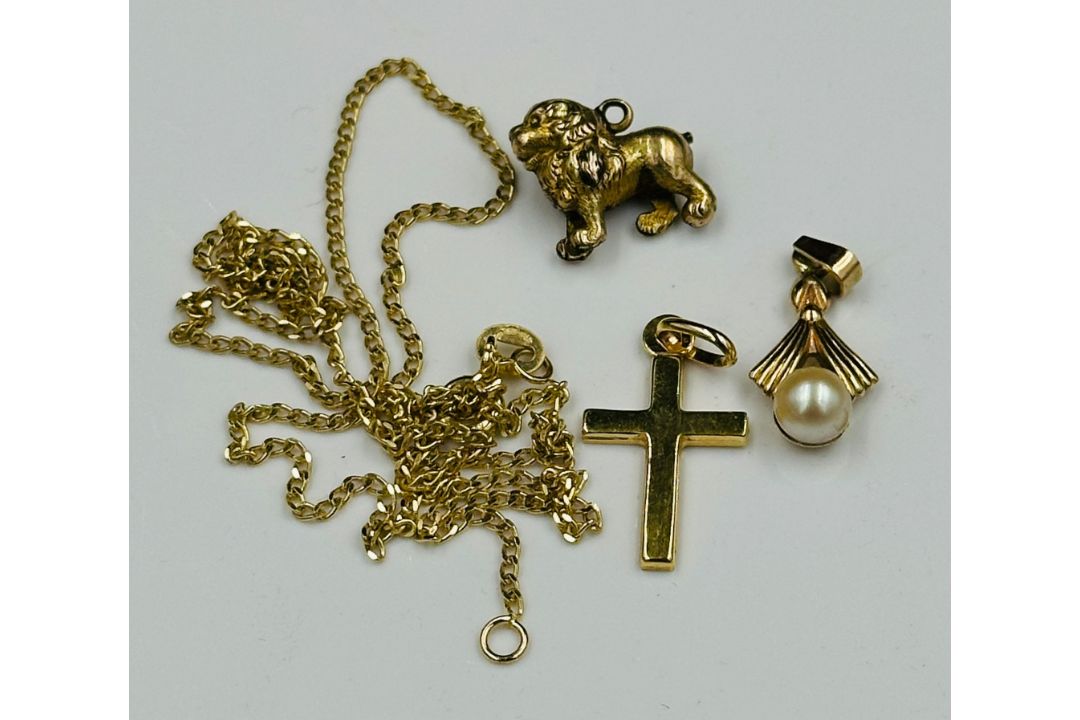 A selection of 9ct gold items, approximate total weight 5.5g