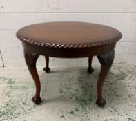 A mahogany circular coffee table on claw and ball feet (H42cm Dia60cm)