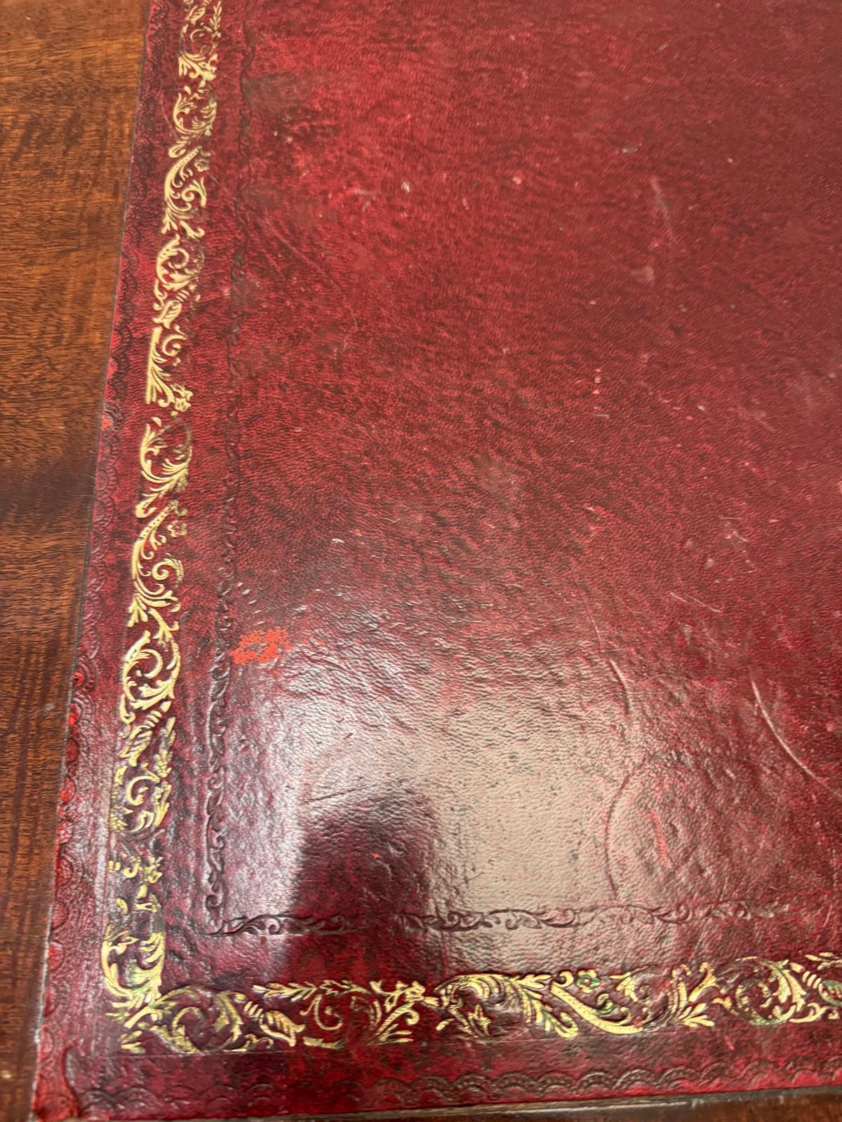 A red leather topped pedestal desk, one long central drawer flanked by eight short drawers and on - Image 5 of 6
