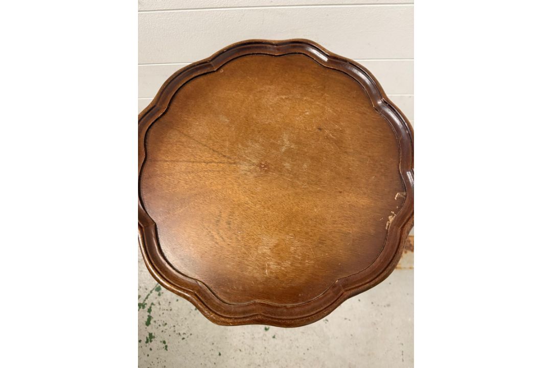 A mahogany pedestal tilt top table on splayed legs - Image 2 of 3