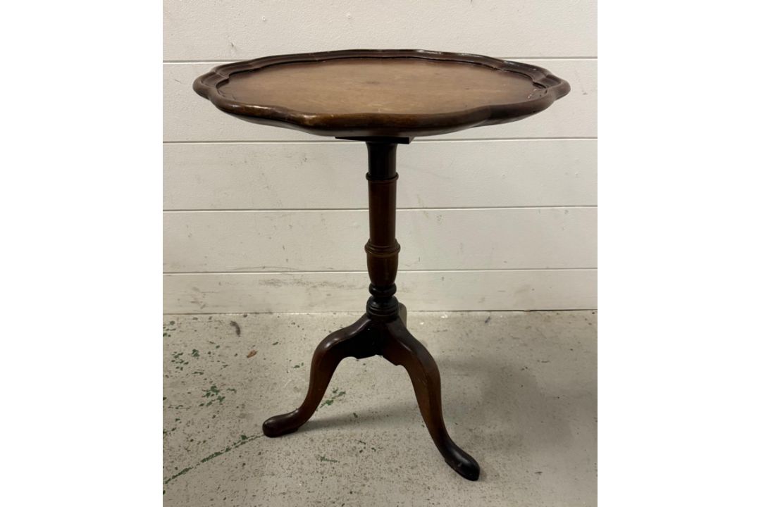 A mahogany pedestal tilt top table on splayed legs - Image 1 of 3