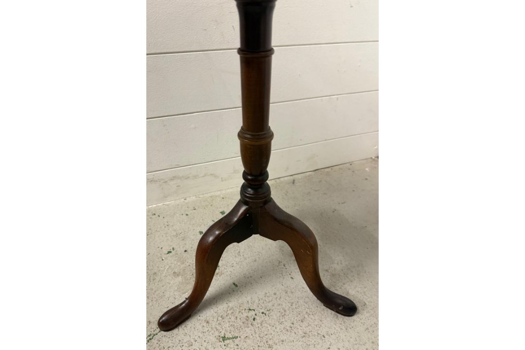 A mahogany pedestal tilt top table on splayed legs - Image 3 of 3