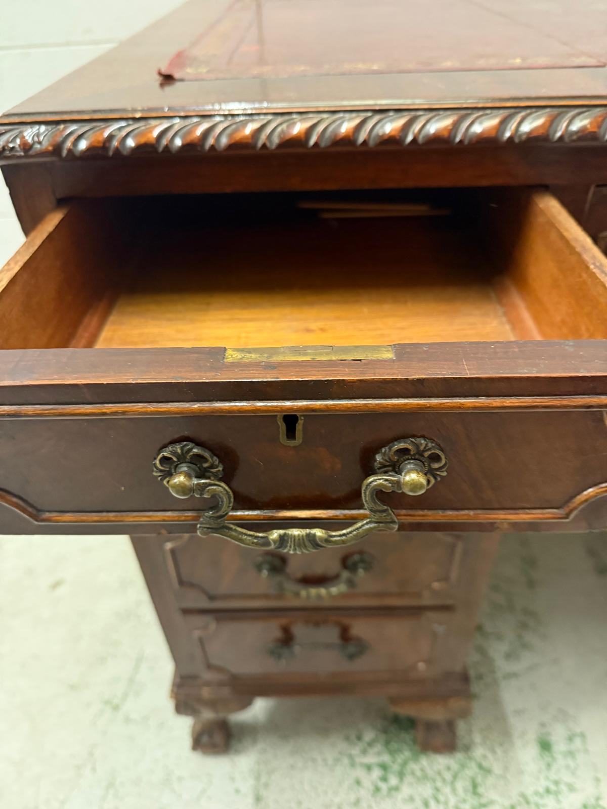 A red leather topped pedestal desk, one long central drawer flanked by eight short drawers and on - Image 2 of 6