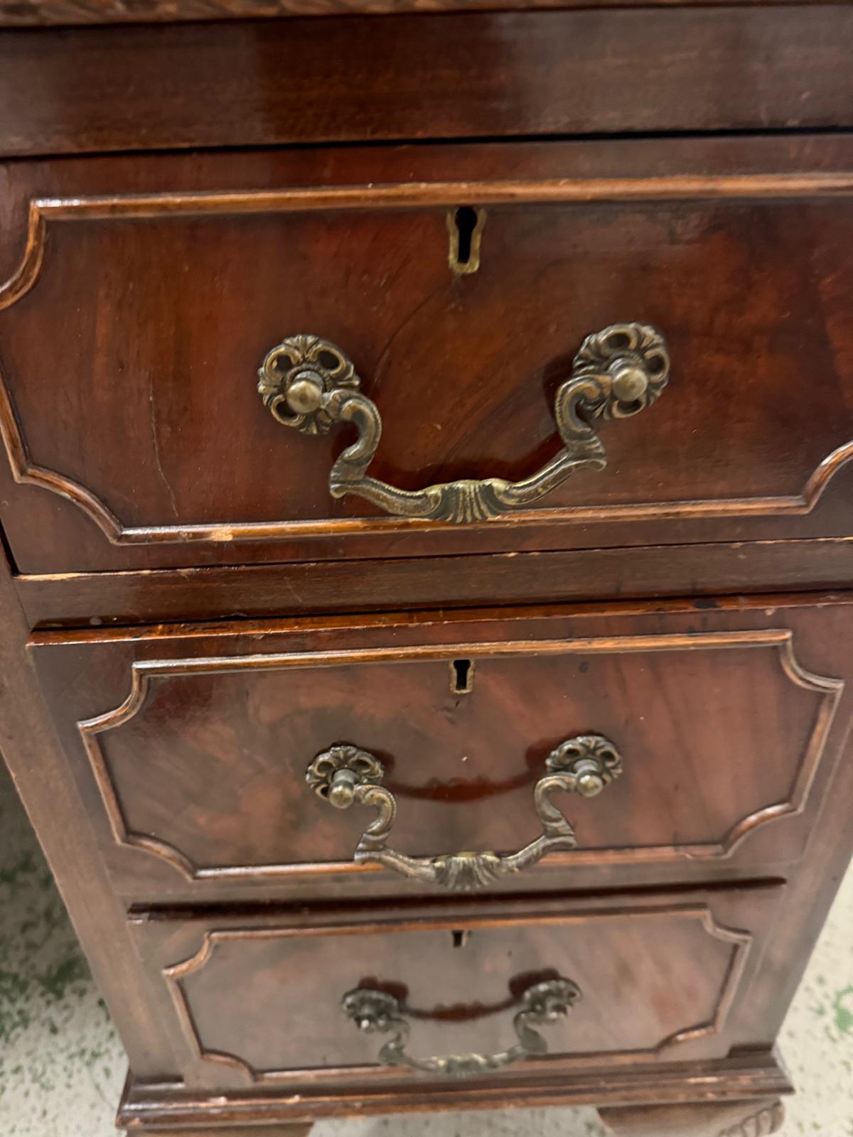 A red leather topped pedestal desk, one long central drawer flanked by eight short drawers and on - Image 3 of 6