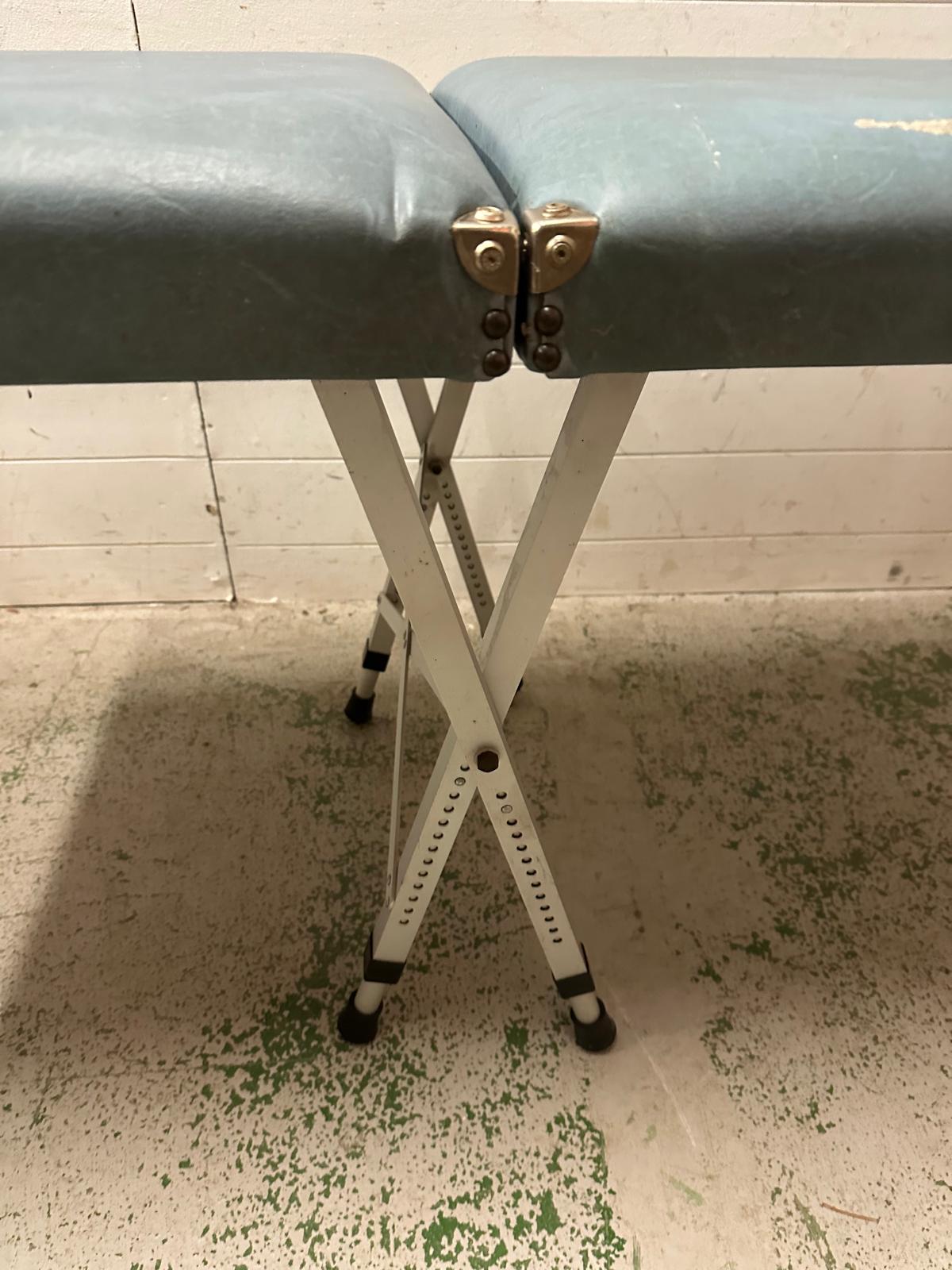 A blue collapsible massage table - Image 3 of 3