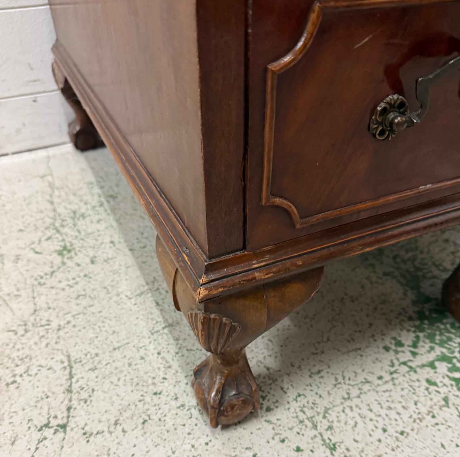 A red leather topped pedestal desk, one long central drawer flanked by eight short drawers and on - Image 6 of 6
