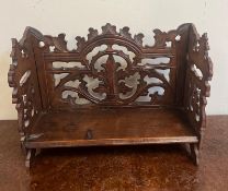 A mahogany book slide with scrolling end pieces and shaped sides. (H38cm W34cm D12cm)