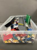 LEGO: A large quantity of vintage LEGO to include boat hulls and several baseplates.