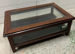 A mahogany glazed table top display cabinet with hinged lid (H24cm x L61cm x W40cm)