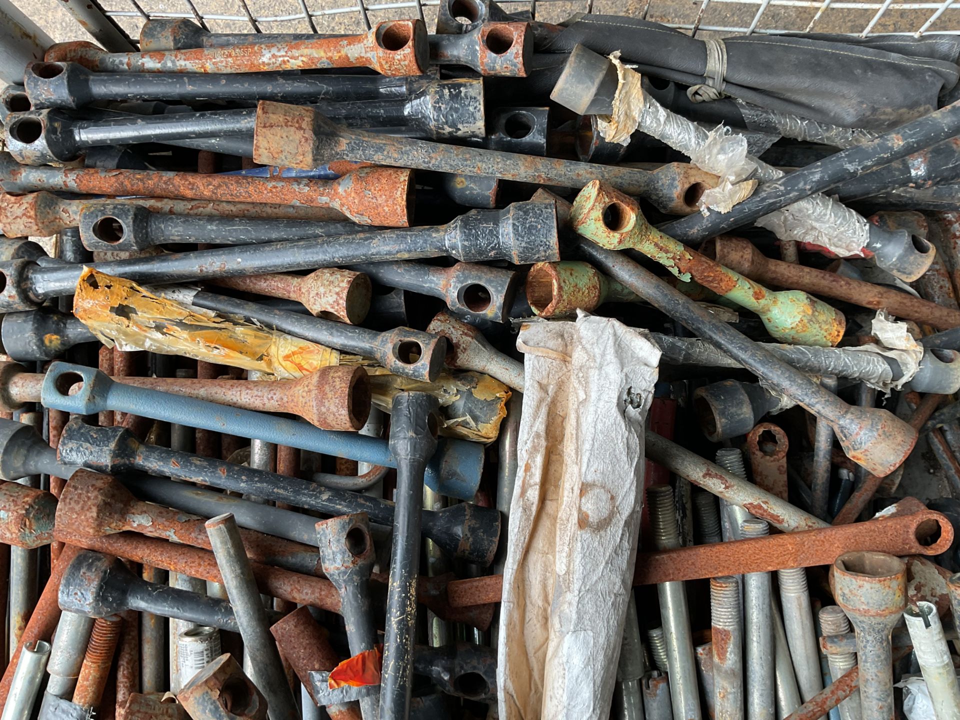 1x Stillage of Leyland, DAF, Bedford, Foden etc Wheel Spanners, Cab Lifters, Handles etc, Q250+ - Image 3 of 4