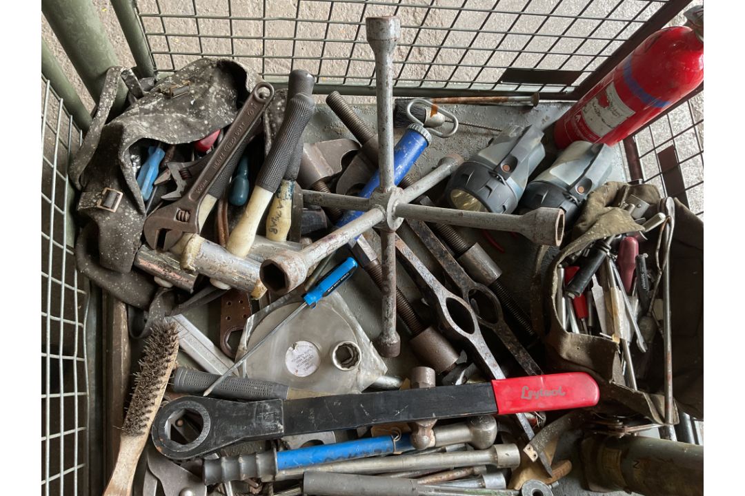 1x Stillage of Tools, Jacks, Fire Extinguishers, Oil Cans etc - Image 6 of 7