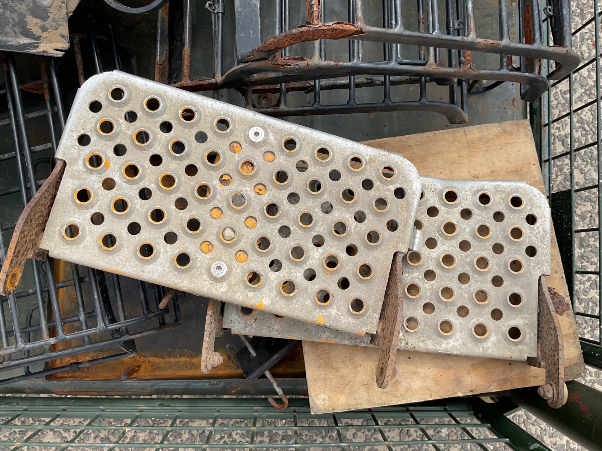 1x Stillage of Land Rover Spares, 30 Light Covers, Wing Cover, Mud Flap etc - Image 2 of 4