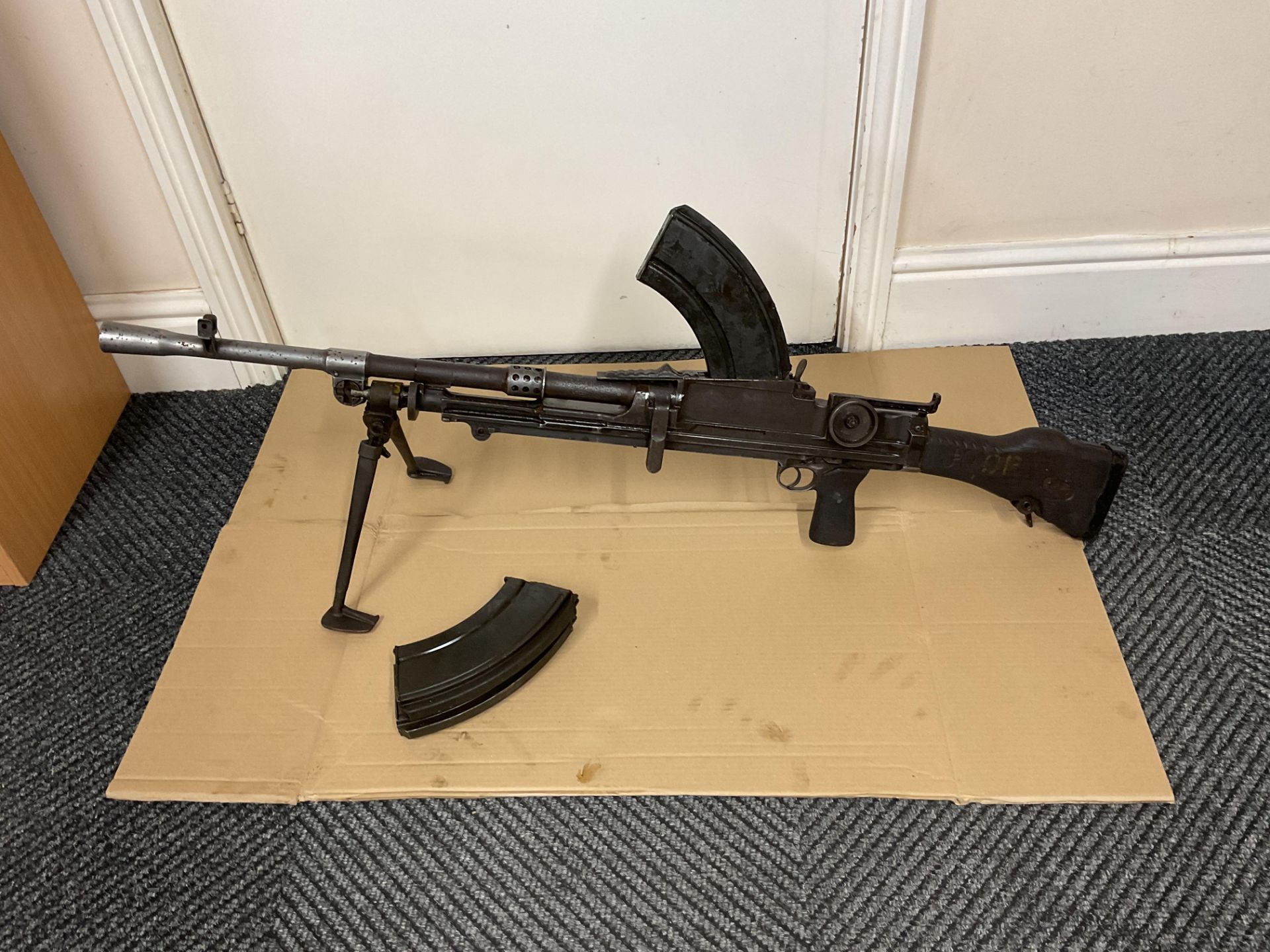 Very Rare 1943 Deactivated 303 Bren Gun MK1 c/w 2 spare mags, folding Bipod legs, Dial Sight etc - Image 2 of 25