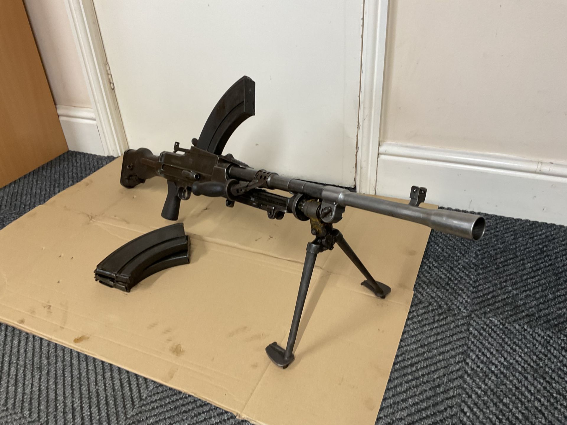 Very Rare 1943 Deactivated 303 Bren Gun MK1 c/w 2 spare mags, folding Bipod legs, Dial Sight etc - Image 19 of 25