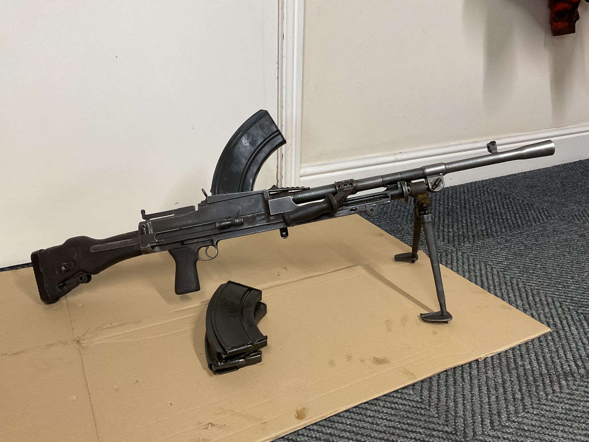 Very Rare 1943 Deactivated 303 Bren Gun MK1 c/w 2 spare mags, folding Bipod legs, Dial Sight etc - Image 15 of 25