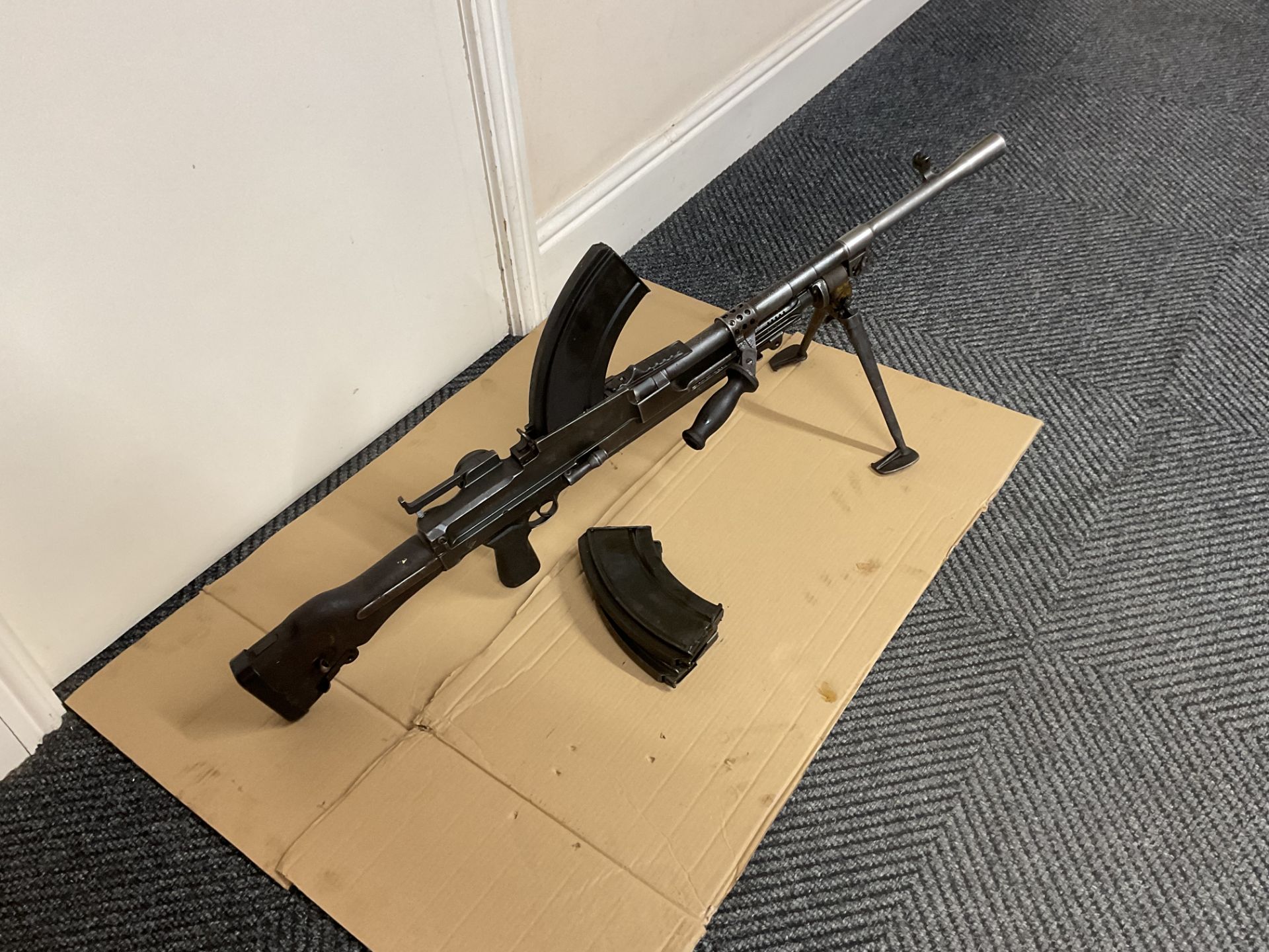 Very Rare 1943 Deactivated 303 Bren Gun MK1 c/w 2 spare mags, folding Bipod legs, Dial Sight etc - Image 22 of 25