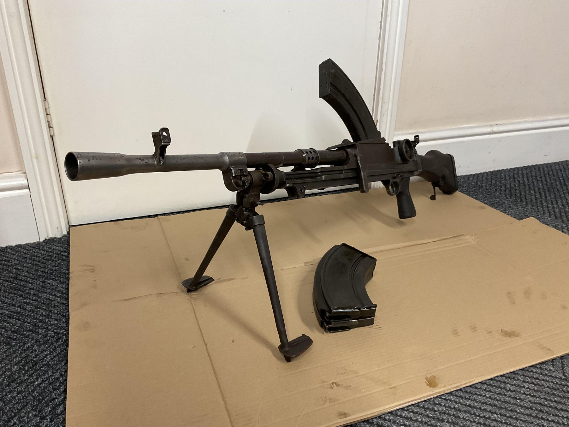 Very Rare 1943 Deactivated 303 Bren Gun MK1 c/w 2 spare mags, folding Bipod legs, Dial Sight etc - Image 9 of 25