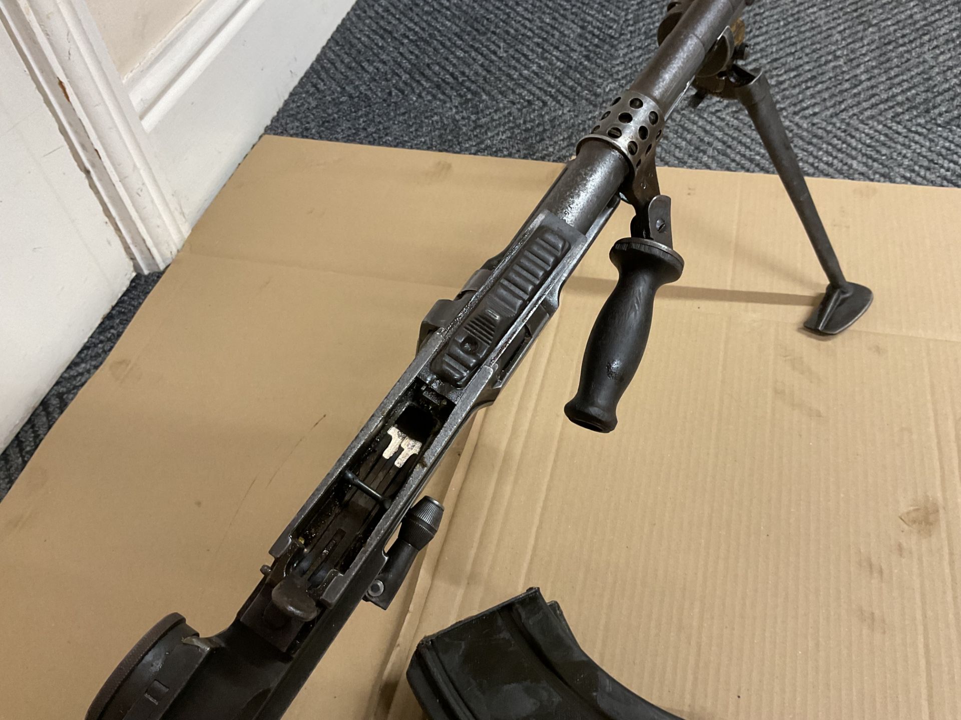Very Rare 1943 Deactivated 303 Bren Gun MK1 c/w 2 spare mags, folding Bipod legs, Dial Sight etc - Image 21 of 25