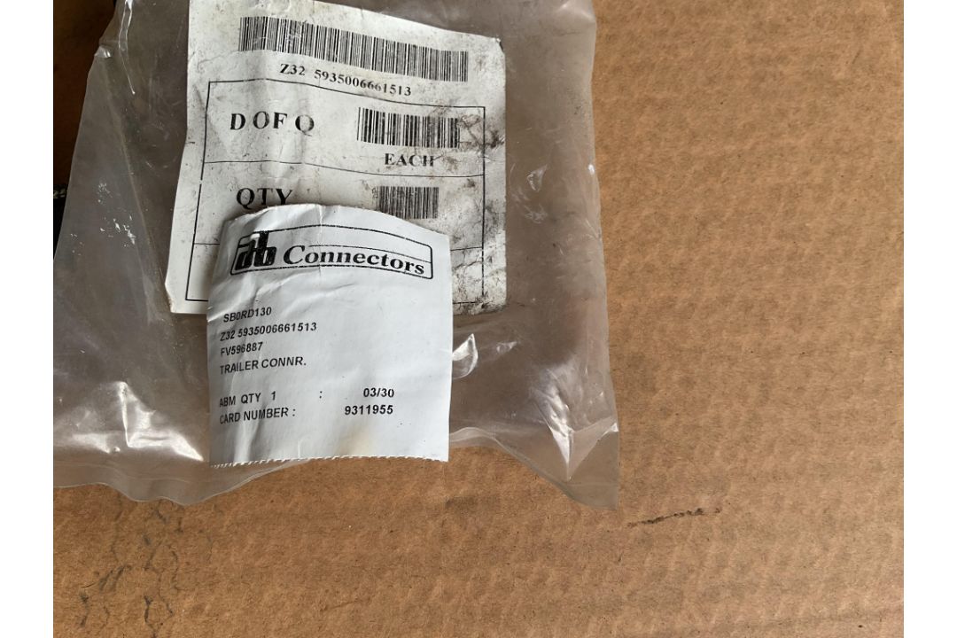 New Unissued Trailer Connector Plug, from MOD - Image 4 of 4