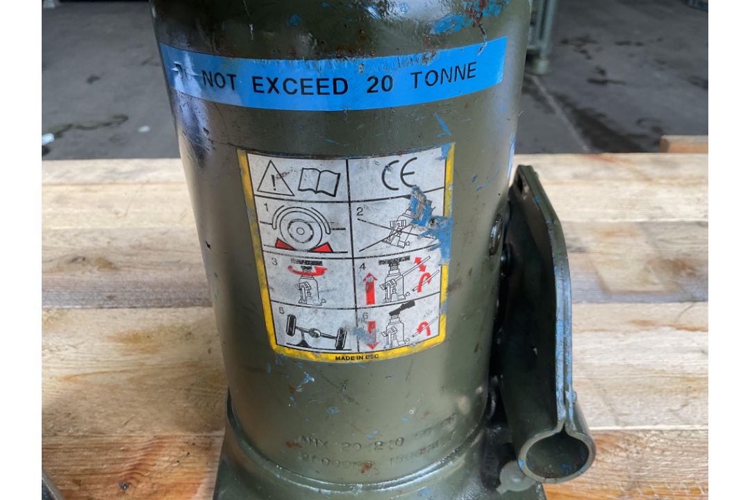 1 x 20 tonne Hydraulic jack / handles from MOD - Image 2 of 3