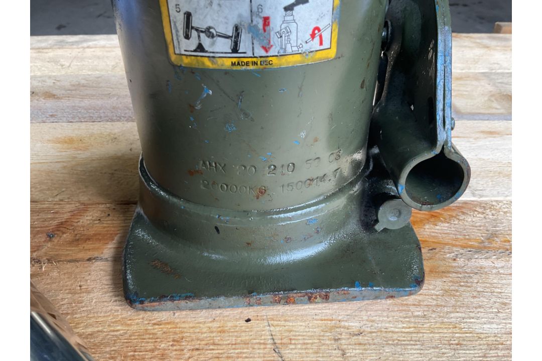 1 x 20 tonne Hydraulic jack / handles from MOD - Image 3 of 3