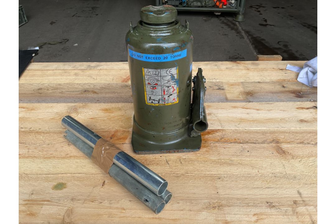 1 x 20 tonne Hydraulic jack / handles from MOD - Image 1 of 3