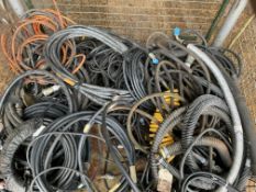 1X STILLAGE OF HYDRAULIC HOSES, QUICK FITS, AND CABLES FROM MOD.