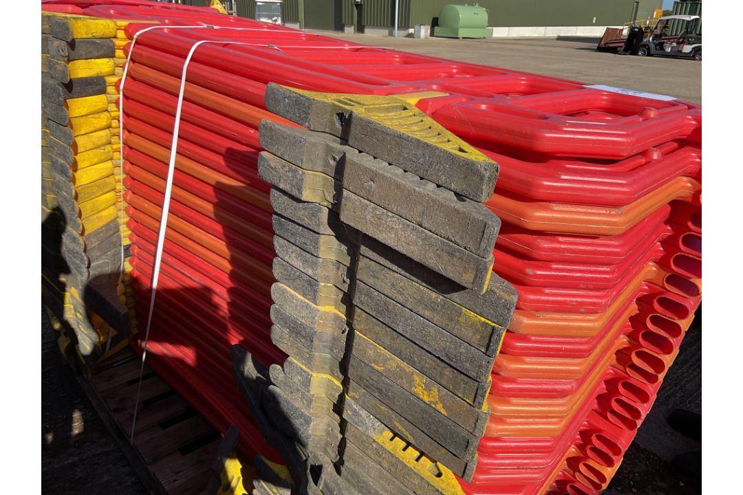1x Stack of 25x (6ft) Barrier Fencing with Feet - Image 2 of 3