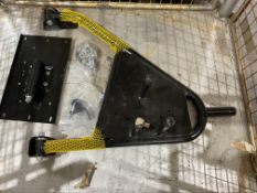 NEW & UNISSUED LAND ROVER DEFENDER/ WOLF ETC SWING OUT SPARE WHEEL KIT C/W FITTINGS FROM MOD