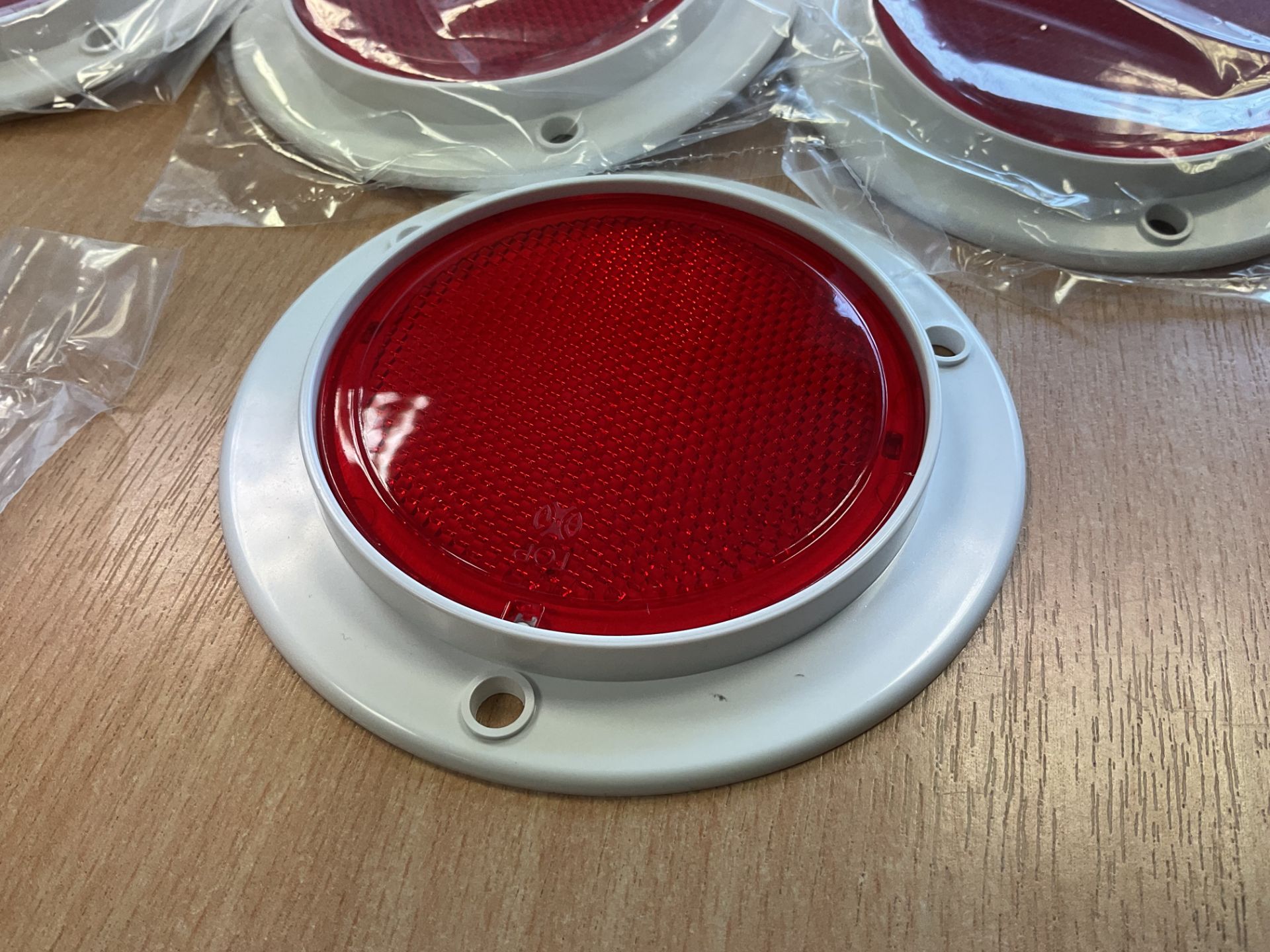10x New Unissued Red Reflectors for Vehicles etc, c/w Screws - Image 2 of 3