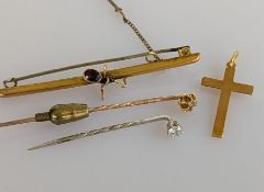An 18ct yellow gold crucifix pendant, 26mm, 1.3g; a gem-set bar brooch, 60mm, stamped 9ct, 2.2g