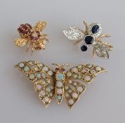 A ruby and diamond decoration figural lapel brooch of a bee on a yellow gold setting, 20 x 18mm