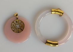 A Chinese pink jade disc pendant with yellow gold pierced decoration, 5 cm diameter 