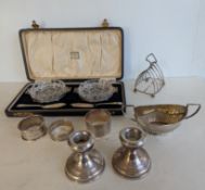 A cased pair of George V pierced oval silver butter dishes, with cut glass liners (no butter knifes)