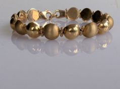 A mid-century yellow gold bead-design bracelet with lobster clasp, 18 cm, hallmarked, 12.8g