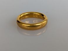 A 22ct yellow gold wedding band, 4mm, size H, hallmarked, 8.7g