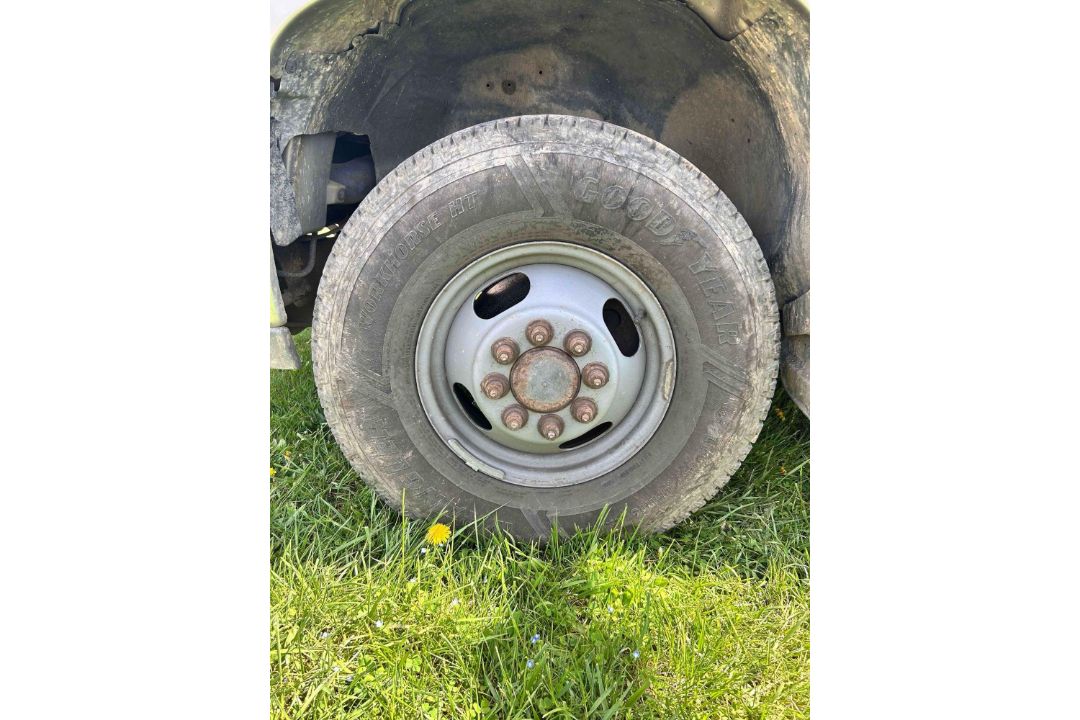 2002 Chevy 3500 Pickup - Image 9 of 18