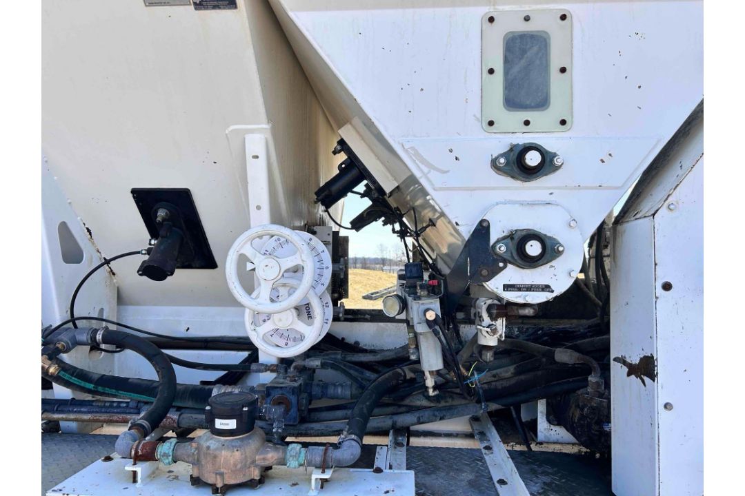 2018 FreightLiner 108SD All in one Cement Truck - Image 22 of 50