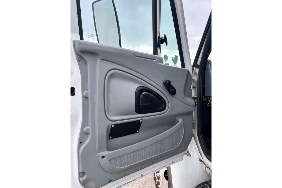 2005 International 4300 Service Truck - Image 27 of 33