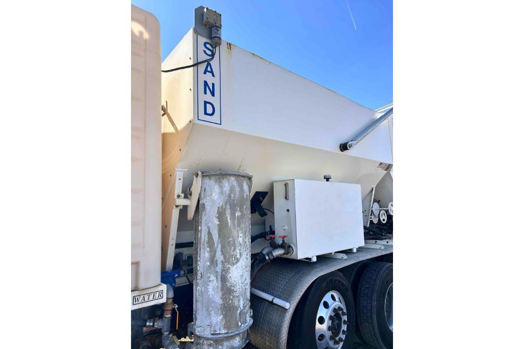 2018 FreightLiner 108SD All in one Cement Truck - Image 10 of 50