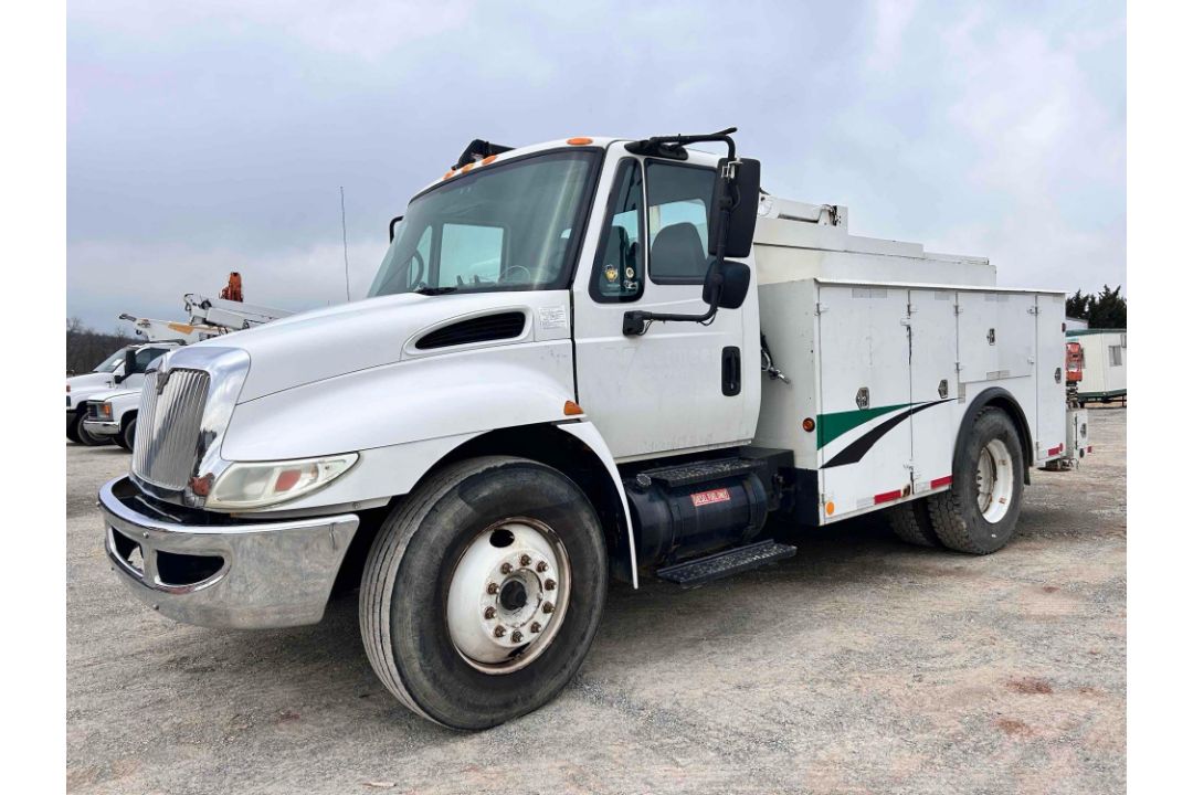 2005 International 4300 Service Truck - Image 1 of 33