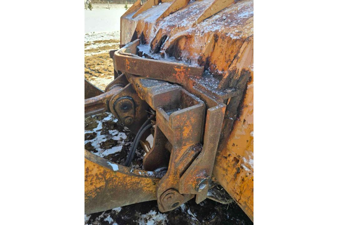 Case 821B - Image 6 of 33